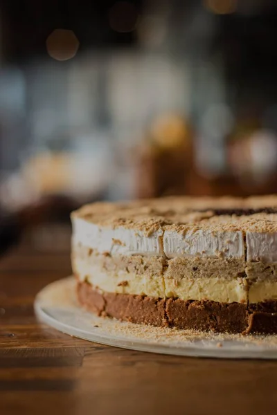 Närbild Läcker Cheesecake Ett Träbord Restaurang — Stockfoto