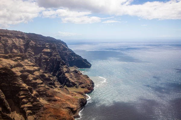 Strzał Drona Wzgórz Zielonym Wybrzeżu Morzu Pod Zachmurzonym Niebem Chłodny — Zdjęcie stockowe