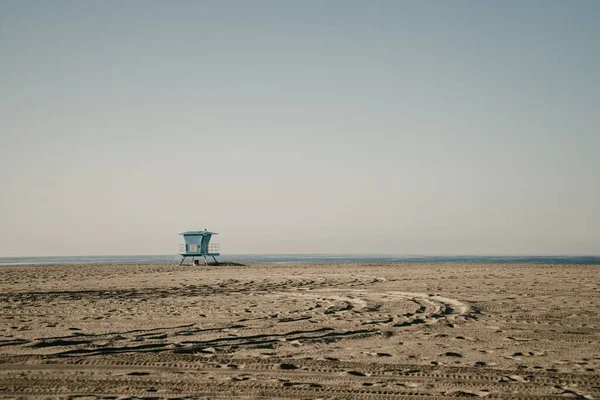 Kaliforniya Daki Kumlu Huntington Plajındaki Mavi Muhafız Kışlası — Stok fotoğraf