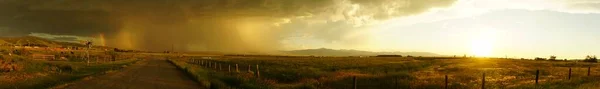 Panoramiczny Widok Szlaku Zielonym Ogrodzonym Polu Montanie Podczas Burzy — Zdjęcie stockowe