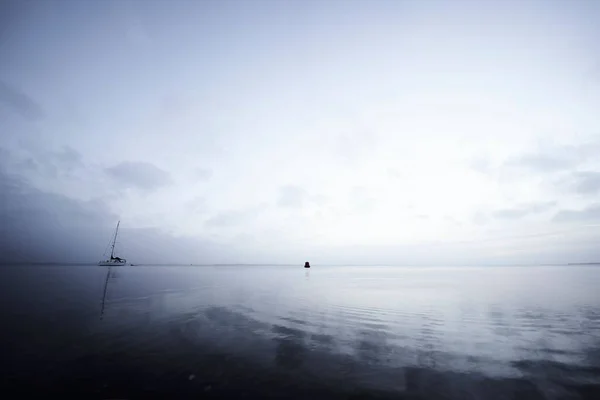 Mavi Gökyüzünün Altında Yüzen Bir Tekneyle Deniz Manzarası — Stok fotoğraf