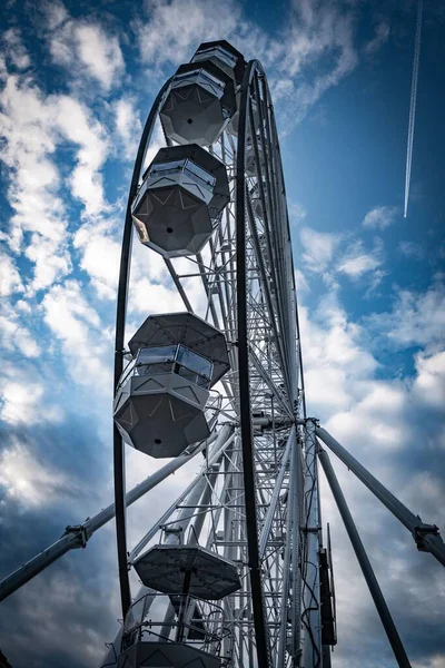 Uma Roda Gigante Fundo Céu Azul — Fotografia de Stock