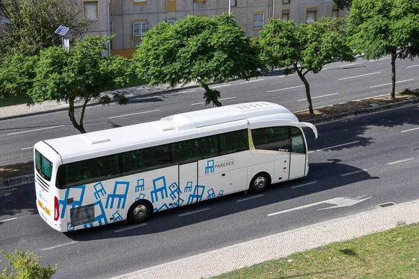 里斯本卡马拉市的巴黎旅游巴士 — 图库照片