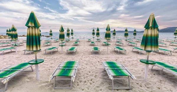Empty Beach Green Sun Loungers Closed Umbrellas Alghero Sardinia Italy — Stock Photo, Image
