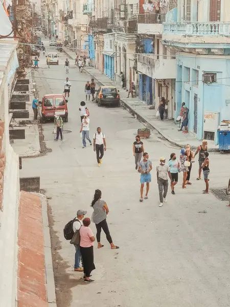 Plan Vertical Groupe Personnes Marchant Dans Les Rues Havane Cuba — Photo