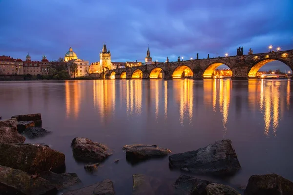 Карлов Мост Пересекающий Реку Влтаву Ночью Прага Чехия — стоковое фото