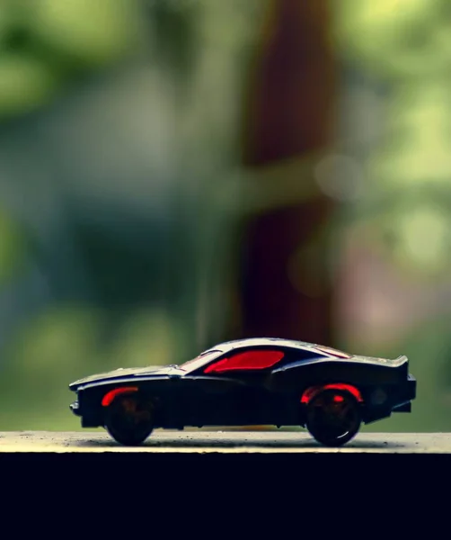 Ein Kleines Spielzeugauto Unscharfen Hintergrund — Stockfoto