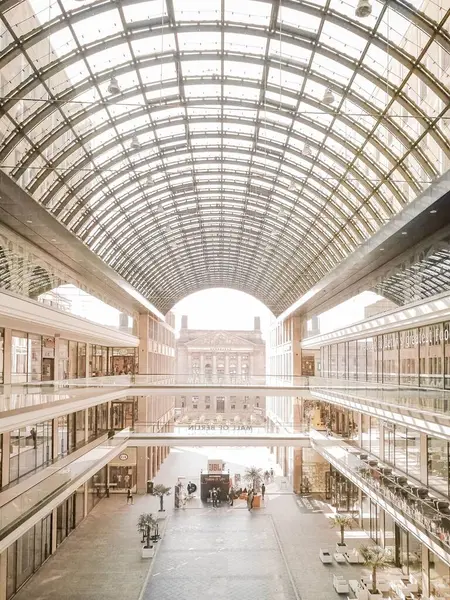 Uma Imagem Vertical Interior Uma Estação Moderna Berlim Alemanha — Fotografia de Stock