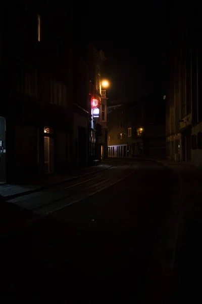 Geceleri Binalarla Çevrili Dar Bir Cadde — Stok fotoğraf