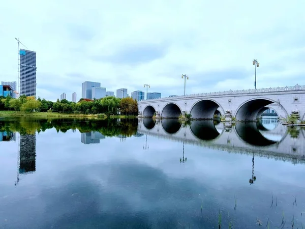 Eine Steinbrücke Einer Modernen Stadt Tageslicht — Stockfoto