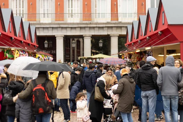 Die Menschen Beim Einkaufen Auf Einem Weihnachtsmarkt Madrid Spanien — Stockfoto
