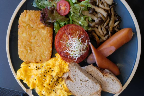 キノコ ソーセージ 野菜とおいしい朝食のトップビュー — ストック写真