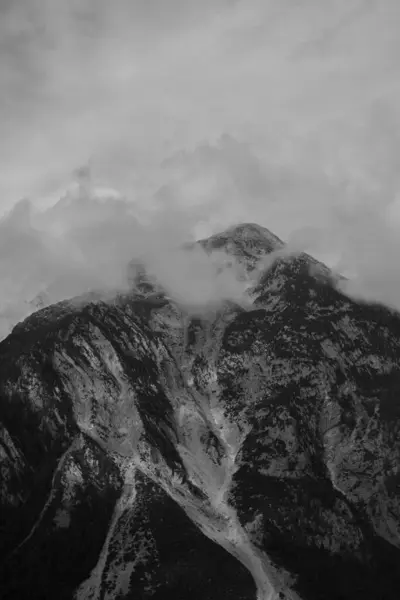 Μια Κάθετη Οροσειρά Καλυμμένη Χιόνι Και Σύννεφα Διαβαθμίσεις Του Γκρι — Φωτογραφία Αρχείου