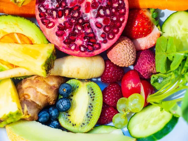 Tropische Früchte Granatapfel Erdbeeren Salat Trauben Und Kiwi Mit Vitaminen — Stockfoto