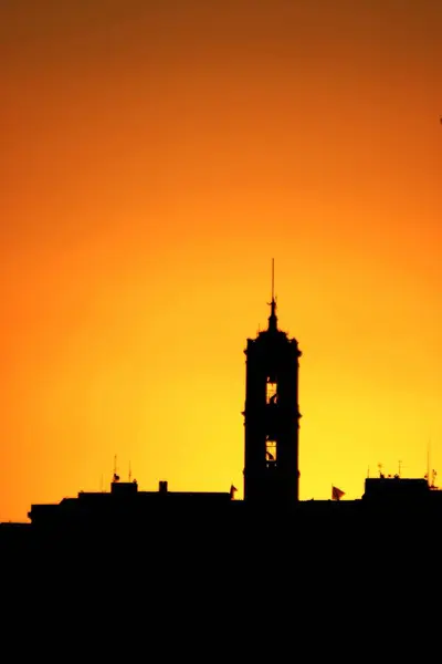 Krásný Pohled Siluetu Věže Budovy Proti Oranžové Obloze Západu Slunce — Stock fotografie