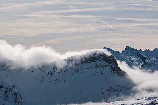 Uma Vista Hipnotizante Das Montanhas Cobertas Neve Nos Alpes Inverno — Fotografia de Stock