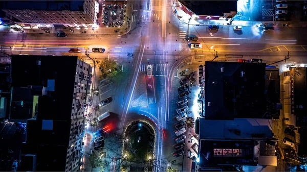Hosszú Expozíciós Felvétel Kereszteződésben Lévő Forgalomról Megvilágított Közlekedési Lámpákkal Éjszaka — Stock Fotó