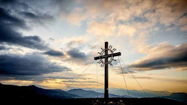 Krásný Záběr Velké Křížové Sochy Kopci Při Západu Slunce Tyrolsku — Stock fotografie