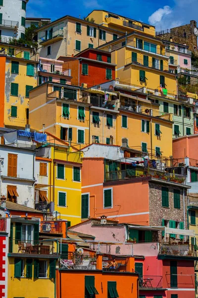 Tiro Vertical Casas Coloridas Riomaggiore Cinque Terre Itália — Fotografia de Stock