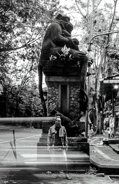 Disparo Escala Grises Hombre Balinés Frente Una Estatua Mono Gigante — Foto de Stock
