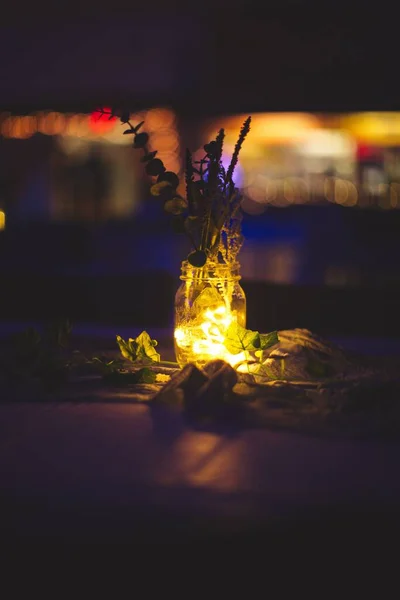 Eine Nahaufnahme Einer Beleuchteten Limonadenflasche Mit Blumen — Stockfoto