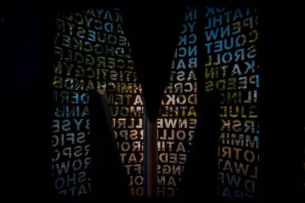 Крупный План Буквы Внутри Скульптуры Фонтана — стоковое фото