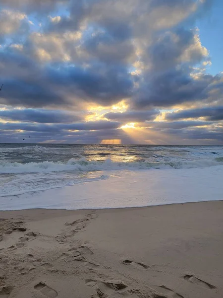 Güneşin Battığı Bulutlu Bir Günde Kumlu Plajın Dikey Görüntüsü — Stok fotoğraf