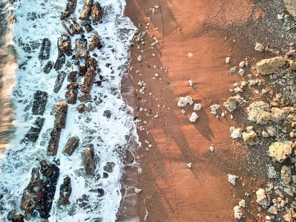 Пінистий Приплив Дрімає Піщаному Березі Камінням — стокове фото