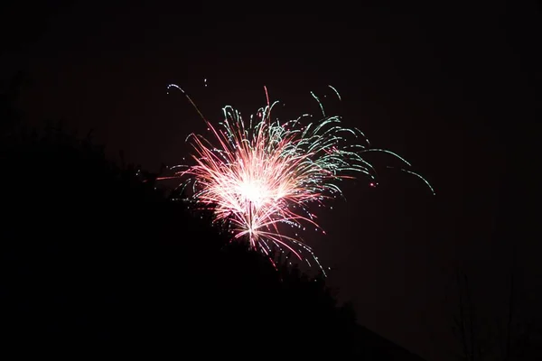Прекрасный Снимок Взрывающегося Красочного Фейерверка Ночном Небе Над Парком Хитон — стоковое фото