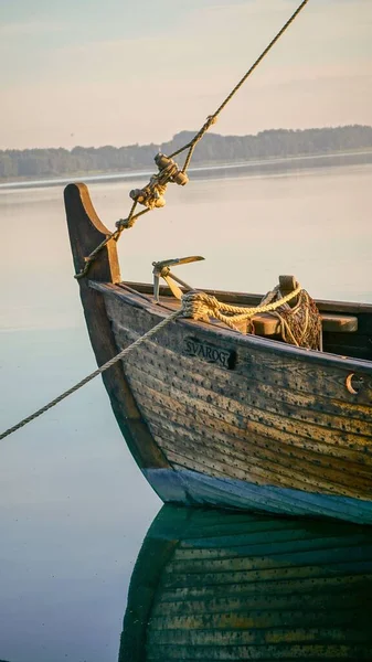 Eine Vertikale Aufnahme Eines Alten Holzbootes See — Stockfoto