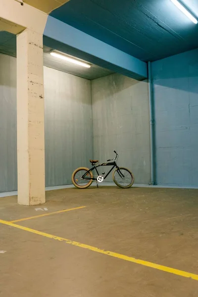 Plan Vertical Vélo Stationné Dans Parking Souterrain — Photo