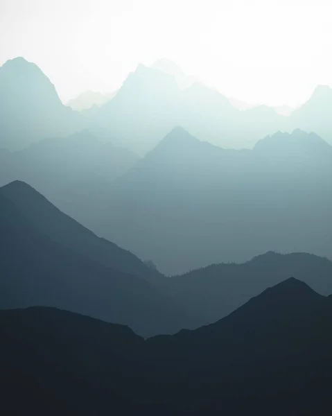 Een Prachtige Illustratie Van Blauwe Mistige Bergen Die Schitteren Onder — Stockfoto