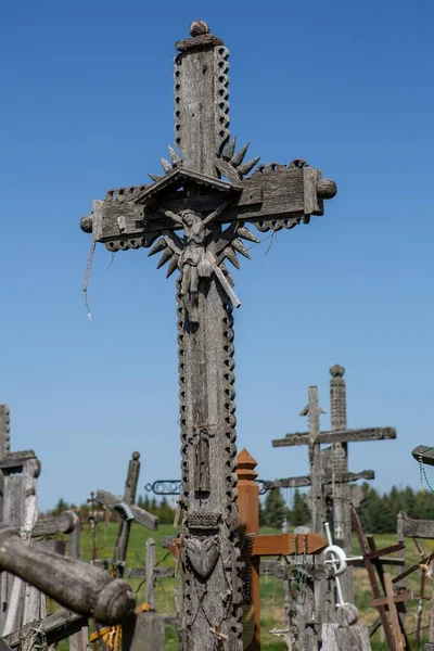 基督教十字架在十字架山的垂直截图 — 图库照片