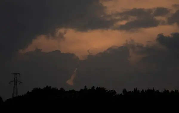 Mroczne Zachmurzone Niebo Nad Spokojną Okolicą Wieżą Transmisyjną Tle — Zdjęcie stockowe