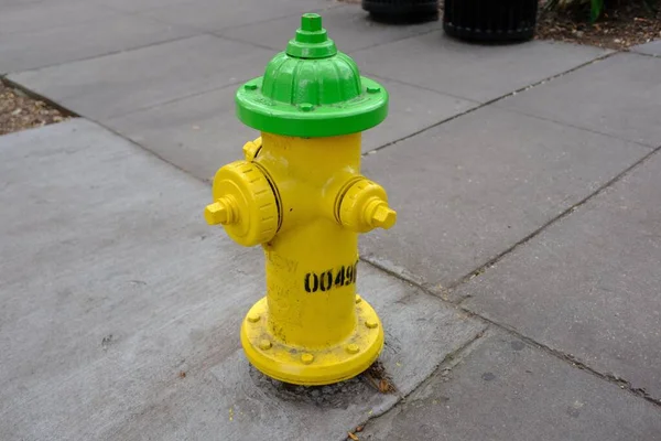 Крупный План Желтого Пожарного Гидранта Улице — стоковое фото
