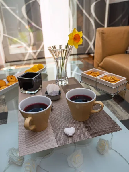 Eine Vertikale Aufnahme Von Snacks Und Kaffeebechern Auf Einem Tisch — Stockfoto