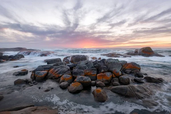 Ein Schöner Blick Auf Felsen Strand Bei Sonnenuntergang — Stockfoto