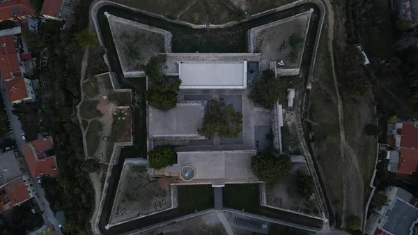 克罗地亚被建筑物和绿树环绕的普拉古堡的俯瞰图 — 图库照片