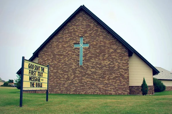 Kasvetli Gökyüzü Arka Planına Sahip Çimlerde Bir Mesih Lutheran Kilisesi — Stok fotoğraf