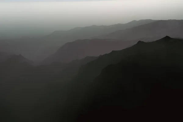 Eine Luftaufnahme Der Felsigen Berge Einem Nebligen Tag Aufgenommen Graustufen — Stockfoto
