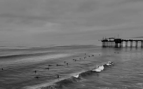 在圣地亚哥的一个海滩上 一群灰色的冲浪者在汹涌的海浪中冲浪 — 图库照片