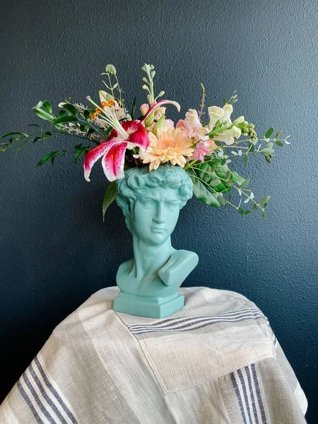 Vertical Shot Bouquet Flowers Statue Vase — Stock Photo, Image
