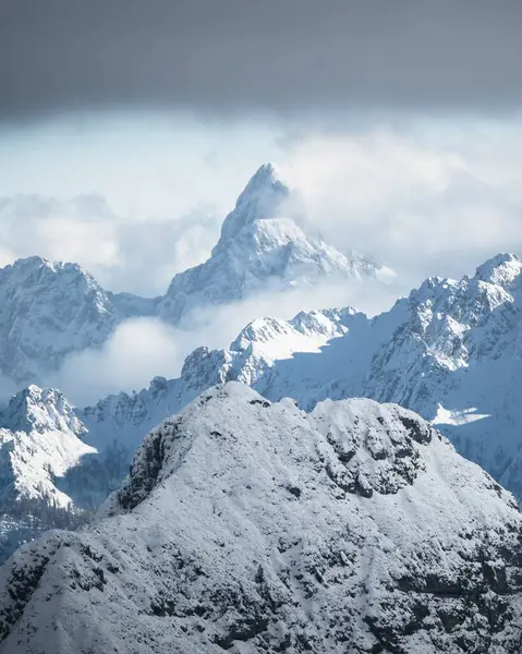안개낀 눈으로 뒤덮인 히말라야 에베레스트산의 매혹적 — 스톡 사진