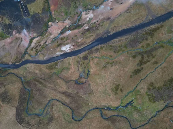 冰岛Reykjadalur山谷一条河流的鸟瞰图 — 图库照片