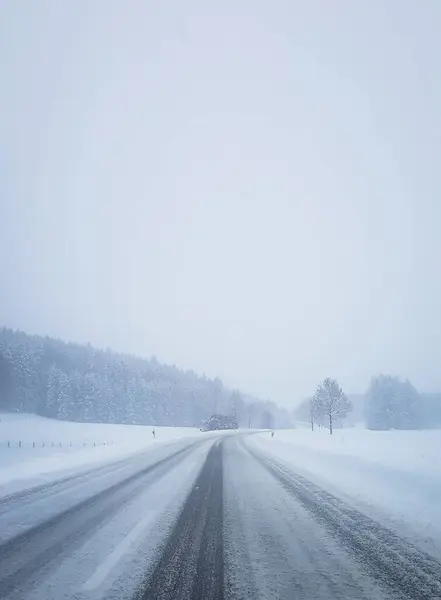 Snowy Highway Road Wit Ice Sides Foggy Sky Winter Vertical — Stock Photo, Image