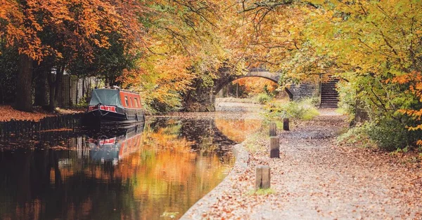 Bild Einer Brücke Über Den Fluss Während Der Herbstsaison — Stockfoto