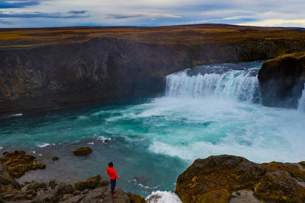 Turista Stojící Útesu Poblíž Vodopádu Godafoos Pod Zataženou Oblohou Islandu — Stock fotografie