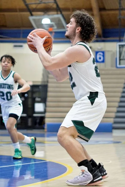 Ein Junger Weißer Basketballspieler Schießt Den Ball — Stockfoto