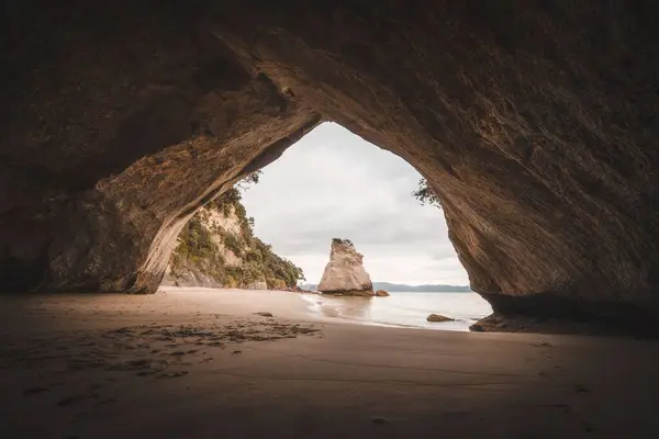 Sandstrand Ett Hav Sett Från Grotta — Stockfoto