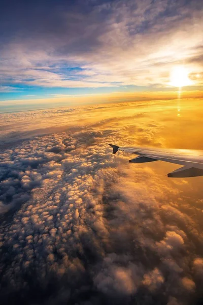 飛行機からの夜明けの空の美しい景色 — ストック写真